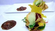 Raviole de magret au confit siphonné et crudité de foie gras, air de roquette et feuille craquante à la muscade