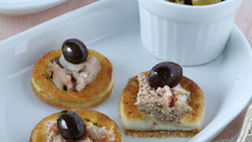Petites galettes au thon et aux olives