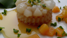 Tartare de coquille Saint-Jacques au jus de mandarine et coulis de corail
