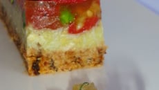 Finger croustillant aux tomates anciennes confites, avocat et tourteau, gelée de tomate au piment d'Espelette, et condiment citron confit olive basilic