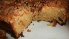 Brownie au chocolat blanc pépites de chocolat au lait et mélange de noix