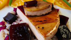 Aumônière de foie gras frais et ses riz aux fruits d'automne caramélisés nappé d'une réduction de Porto