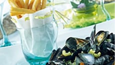 Moules au curry et frites en cornet