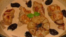 Lapin à la bière blonde et aux pruneaux