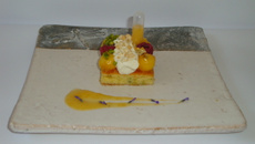 Comme une tartelette...framboises, pêche, et chantilly de Philadelphia au nougat sur un sablé breton aux pistaches vertes