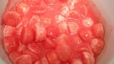 Crumble fraises Tagada et crème de pistache