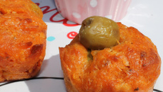 Minis cakes au chorizo, caviar de tomate et origan