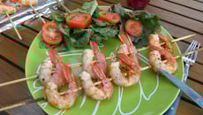 Brochettes de gambas aux baies roses et citron vert