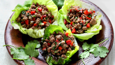 Bœuf sauté au poivron dans sa coque de laitue