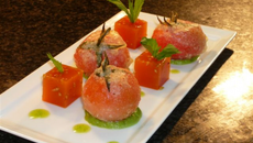 Bonbons de tomates à la mozzarella, gelée au basilic