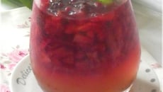 Verrine de fraises en gelée de menthe