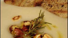 Crème de topinambours au romarin, noisettes et tuile au sarrasin