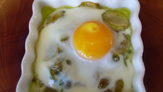 Œufs cocotte sur fondue de courgettes, endives et batavia