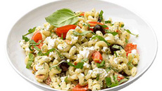 Méli-mélo de torselli au Philadelphia et pignons de pin