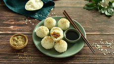 Boulettes de riz japonaises au poulet et sésame