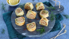 Makis de crêpes au pesto de légumes, saumon fumé et noix