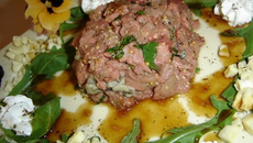 Tartare de bœuf et d'huîtres à l'huile d'argan, sauce Irish coffee