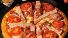 Pizza dinde, jambon, fromages, tomate