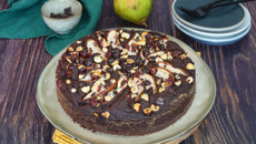 Gâteau au chocolat, noisettes et poires