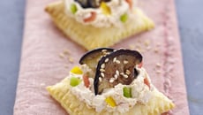 Bouchée feuilletée à l'Apérivrais, tartinade aux 3 poivrons et aubergine grillée au sésame