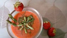 Petite soupe aux fraises et aux asperges sur salicorne