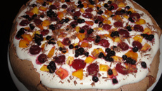 Pavlova au chocolat et aux fruits