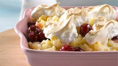 Soufflé de riz aux cerises et à la meringue