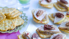 Canapés de crackers au foie gras et aux noix de pécan