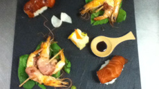 Assiette de crevettes au lard et son riz collant au saumon.