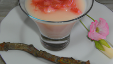 Crème de pays à la rose, compotée à la rhubarbe