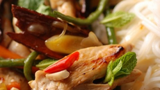 Poulet, épices et piment aux nouilles transparentes