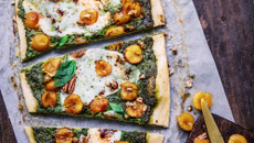 Pizza aux mirabelles, pesto vert, burrata, basilic et vinaigre balsamique