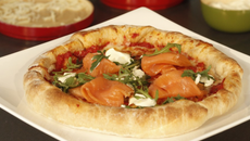 Pizza au saumon de Norvège fumé et mozzarella