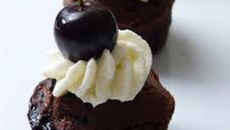 Soufflé brûlant chocolat et son cœur glacé cerise forêt noire
