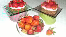 Tarte sablée aux fraises et aux chocolats noir et blanc