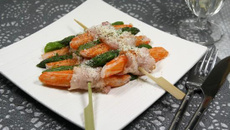 Brochettes de Coraya Suprêmes, asperges vertes et pecorino