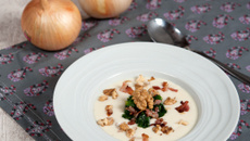 Velouté d'oignons doux des Cévennes, épinards, lard grillé et noix