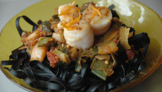 Pâtes à l'encre de seiche, saint-jacques et chorizo à la mandarine