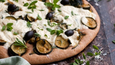 Pizza verde aux courgettes, pistou et fromage végétal