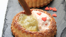 Tarte à la rhubarbe vanillée, crème de mascarpone à la fraise