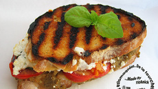 Sandwichs grillés à la chair d'aubergine aillée, tomate, fêta, basilic