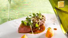 Selle d'agneau vapeur à l'estragon,carottes au cumin et jus déglacé à l'eau de carotte avec un champagne de vigneron extra-brut