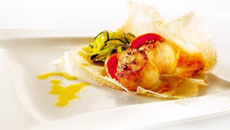 Plancha de St Jacques, réduction d'orange au romarin et spaghettis verts