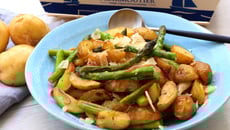 Salade de pommes de terre primeurs rôties aux asperges vertes et parmesan