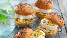Petits buns au pavot,coleslaw et en cas de caprice