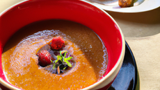 Crème brûlée aux morilles et sa soupe de fraise au basilic avec un croustillant de pain perdu