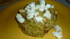 Risotto de poulet au chorizo parsemé de formage de chèvre