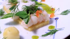 Tartelette de polenta aux langoustines et bouillon de crustacés