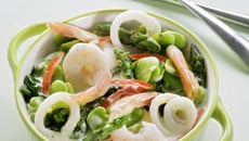 Cocottes de calamars et crevettes sautées aux légumes verts