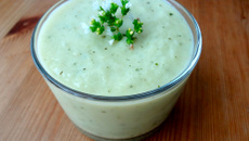 Soupe glacée aux concombres et menthe